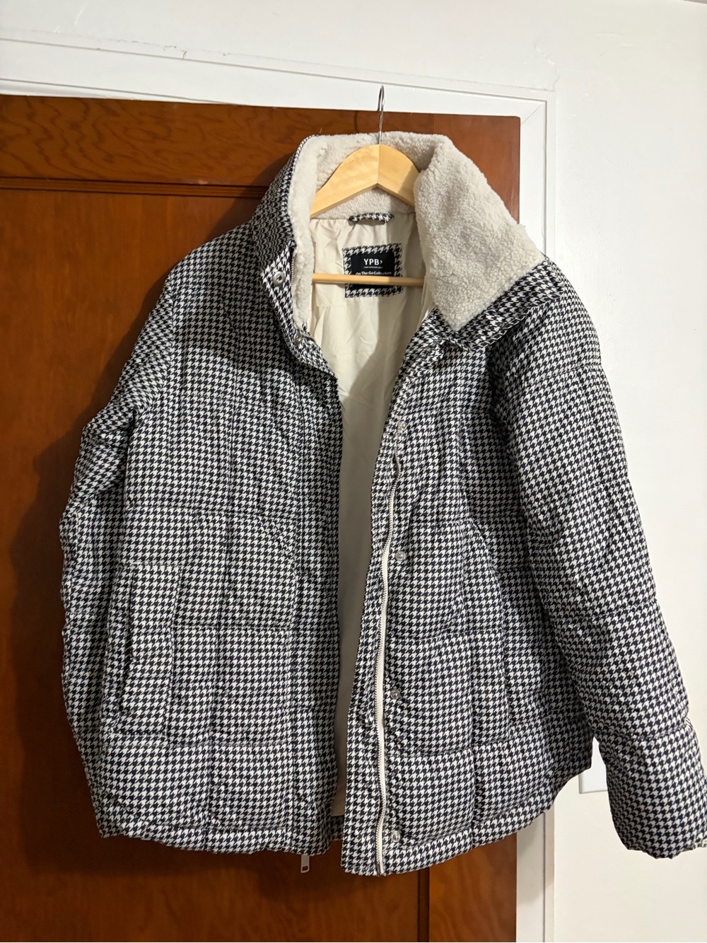 Abercrombie & Fitch Black and White Houndstooth Puffer Jacket